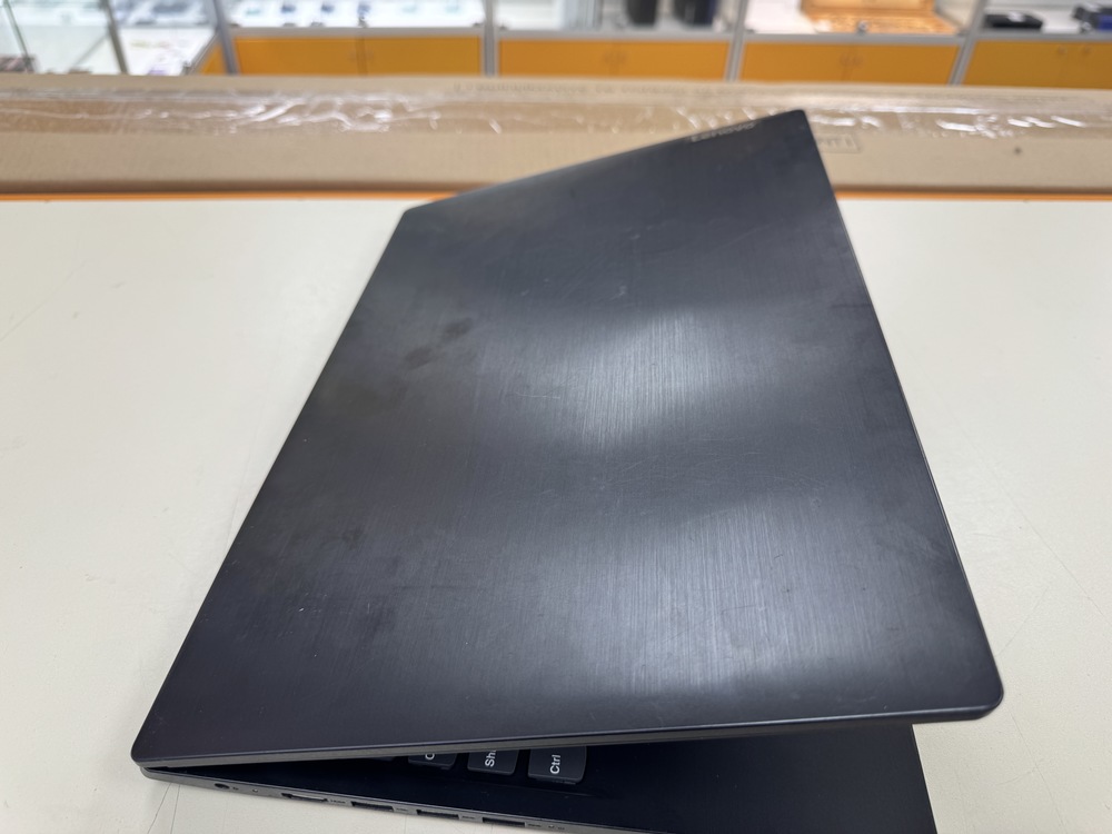 Ноутбук Lenovo; A9-9425, Radeon R5 series, 4 Гб, 240 Гб, Нет