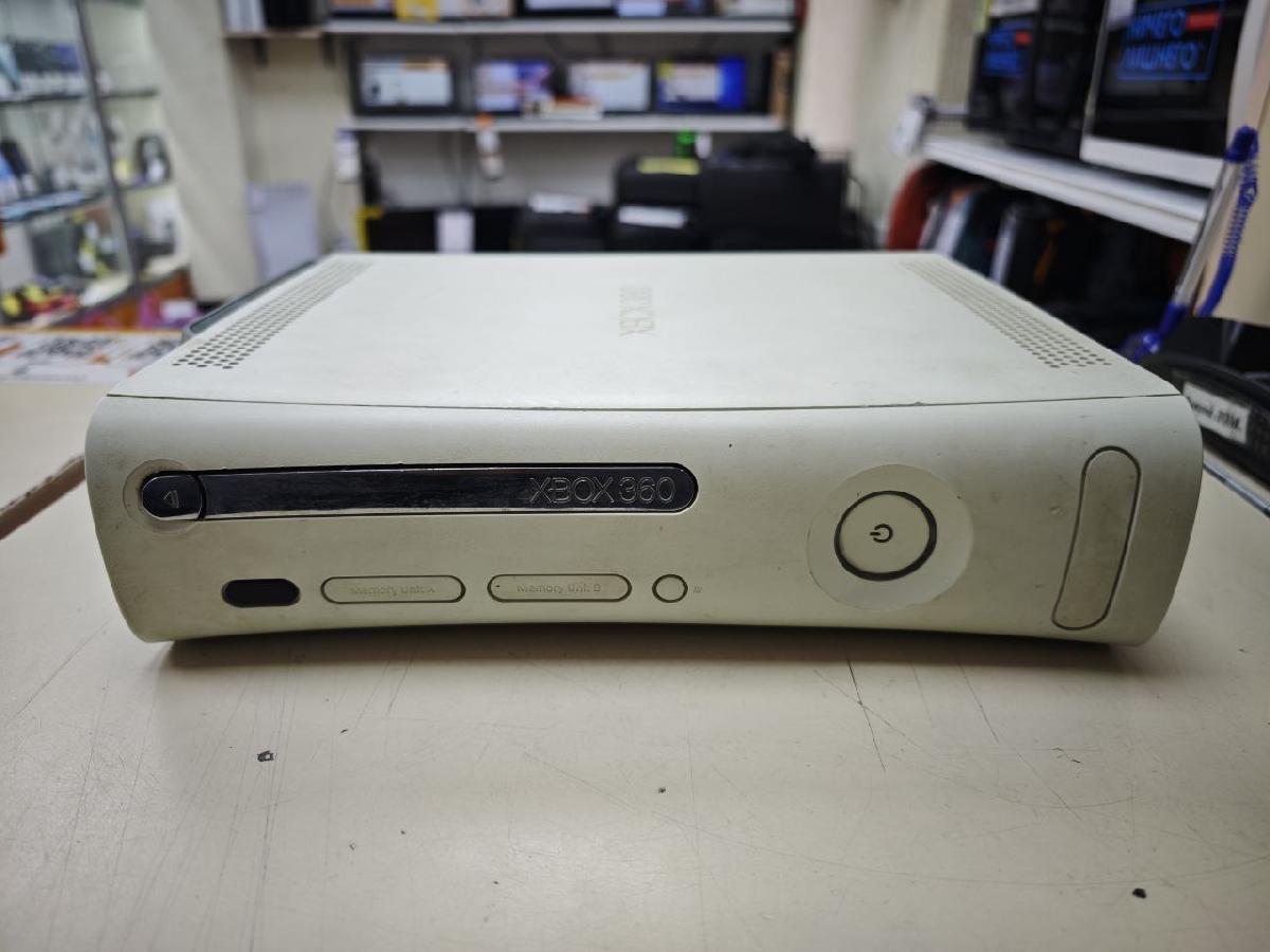 Игровая приставка Xbox 360;