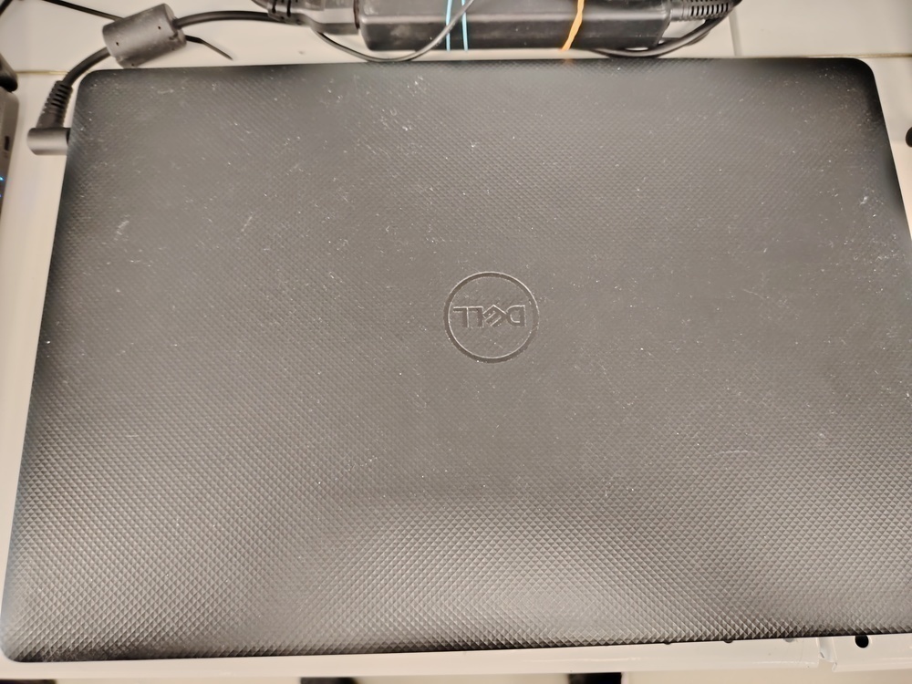 Ноутбук DELL; Core i3-7020U, Intel HD Graphics 620, 4 Гб, 256 Гб, Нет