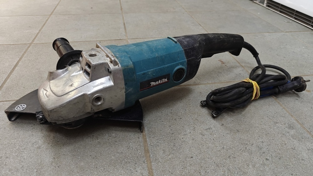 Угловая шлифмашина Makita 9069/230