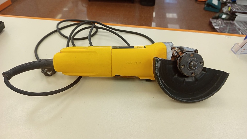 Угловая шлифмашина Dewalt DWE 4119-KS