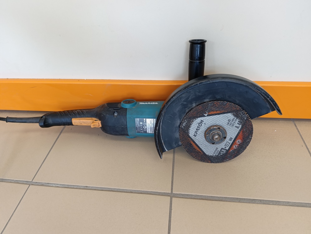 Угловая шлифмашина Makita GA9020