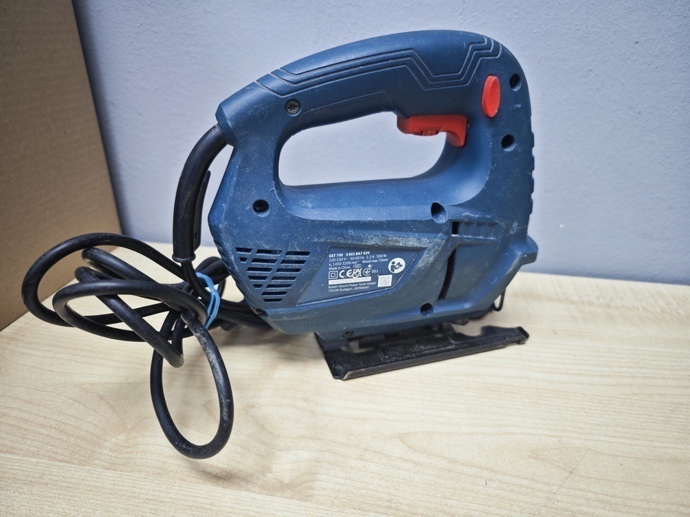 Лобзик Bosch GST 700;