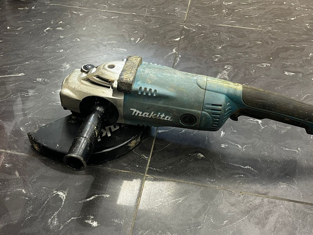 Угловая шлифмашина Makita GA9020