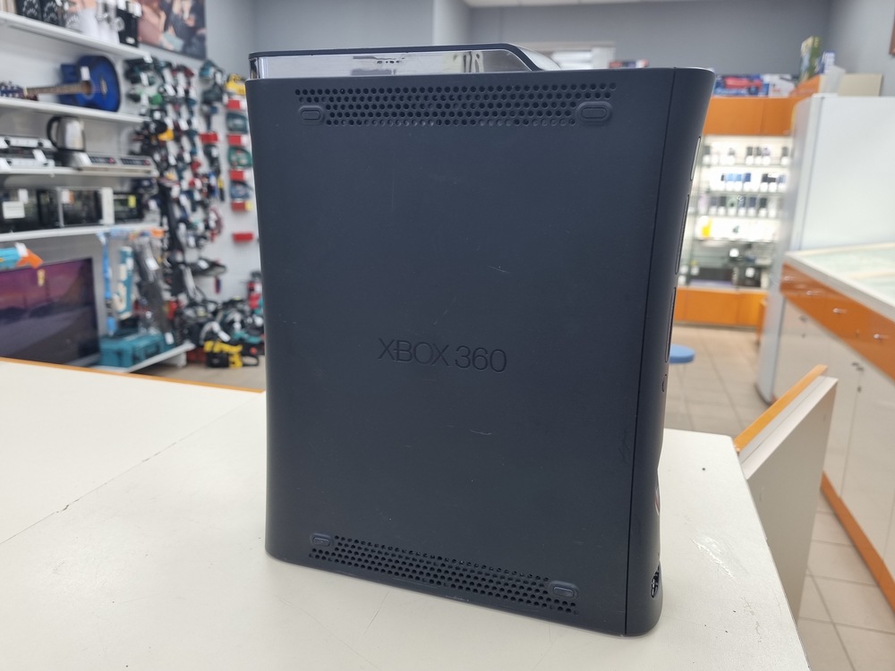 Игровая приставка Xbox 360;