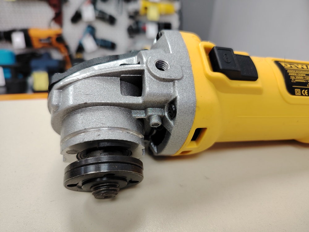 Угловая шлифмашина Dewalt 