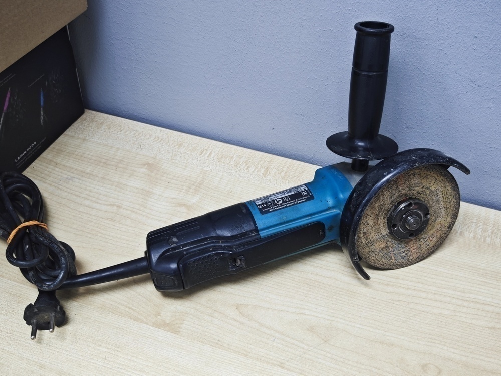 Угловая шлифмашина Makita 9558HP