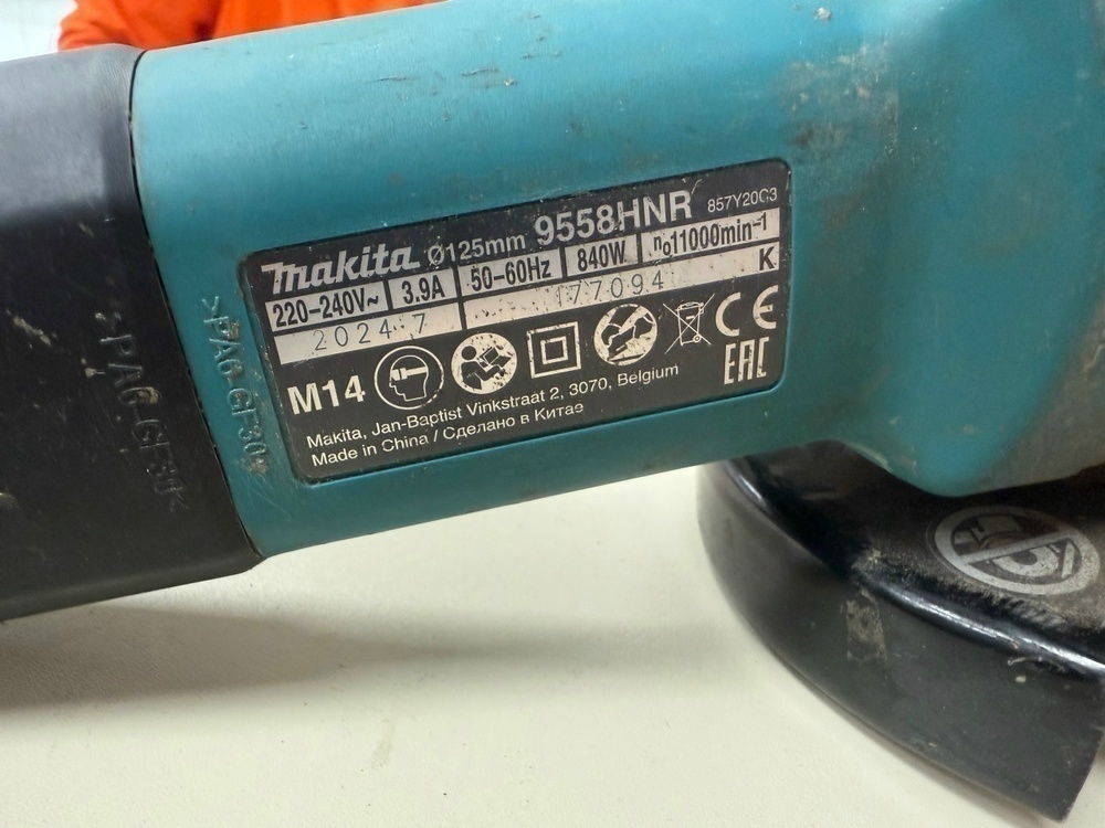 Угловая шлифмашина Makita 9558HNR
