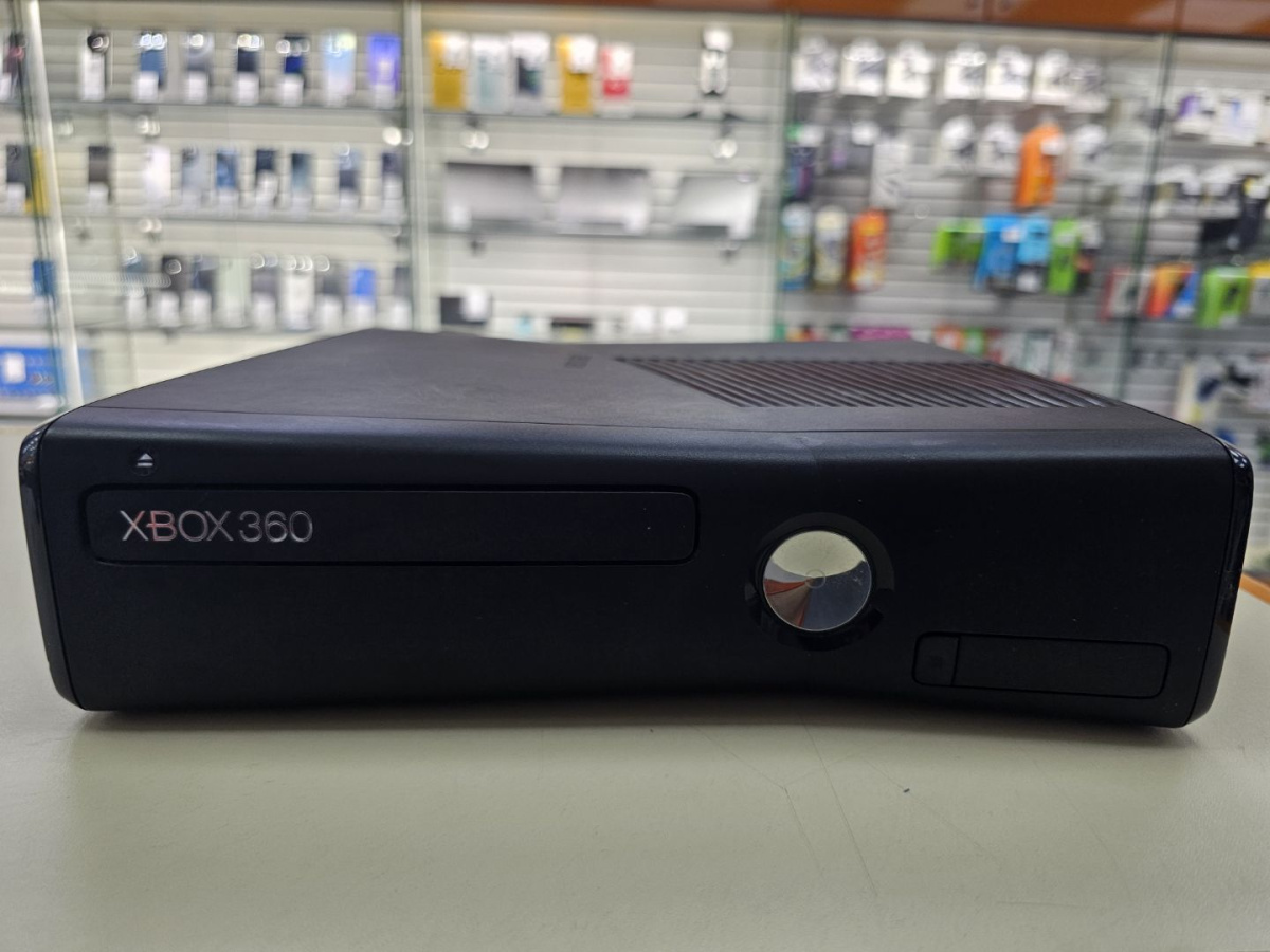 Игровая приставка Xbox 360;