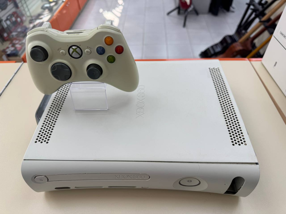 Игровая приставка Xbox 360;