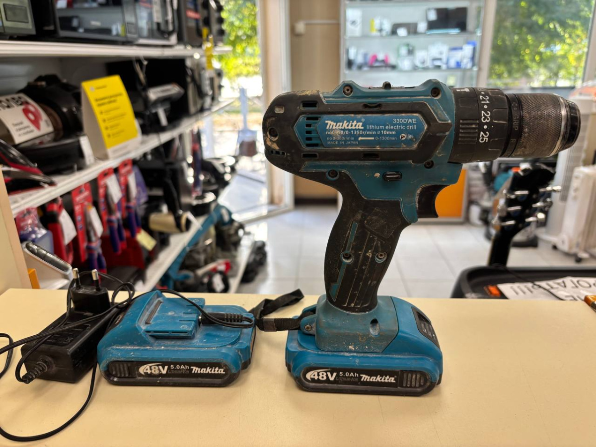 Шуруповерт Makita DF330DWE;