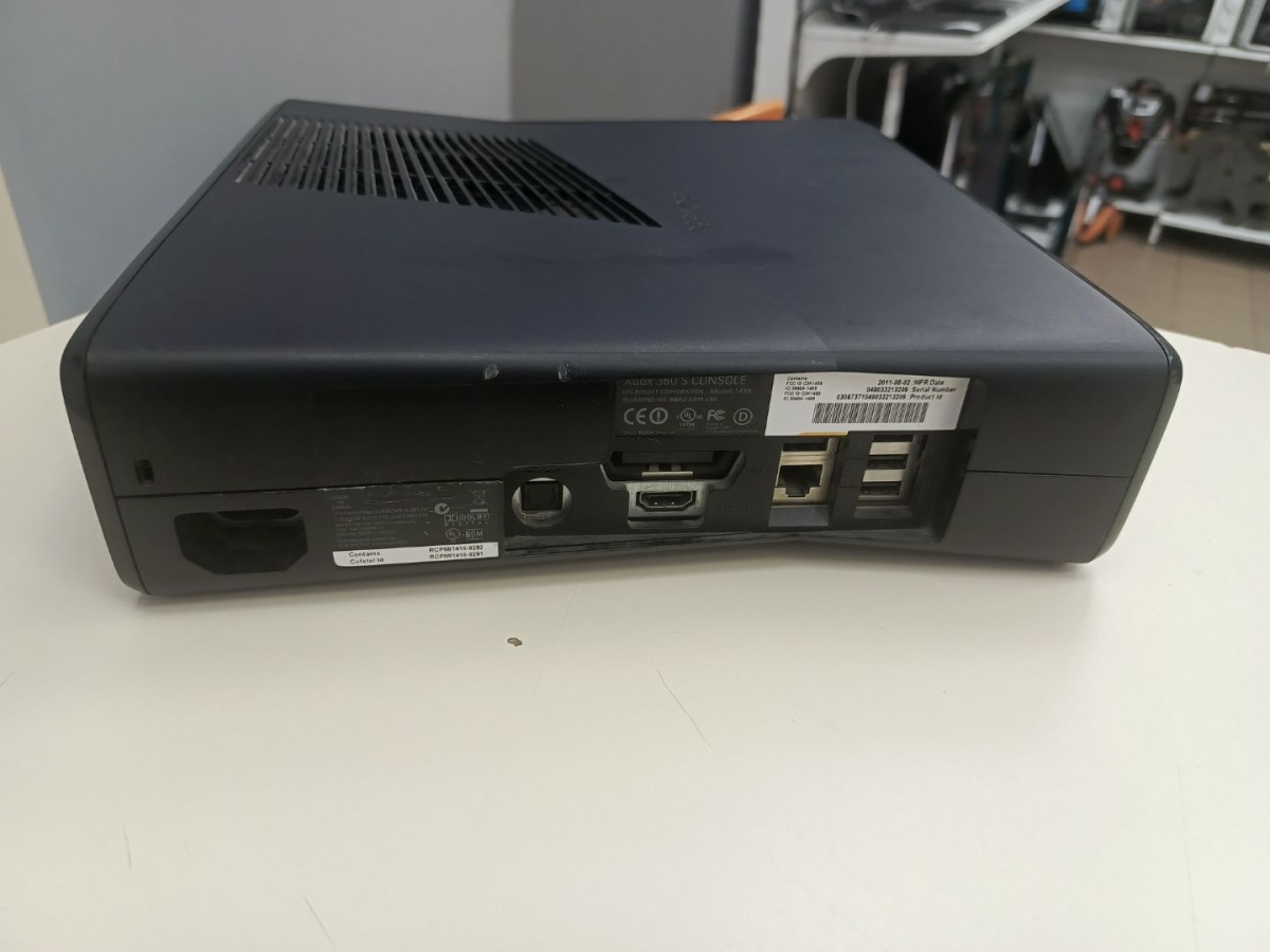 Игровая приставка Xbox 360;