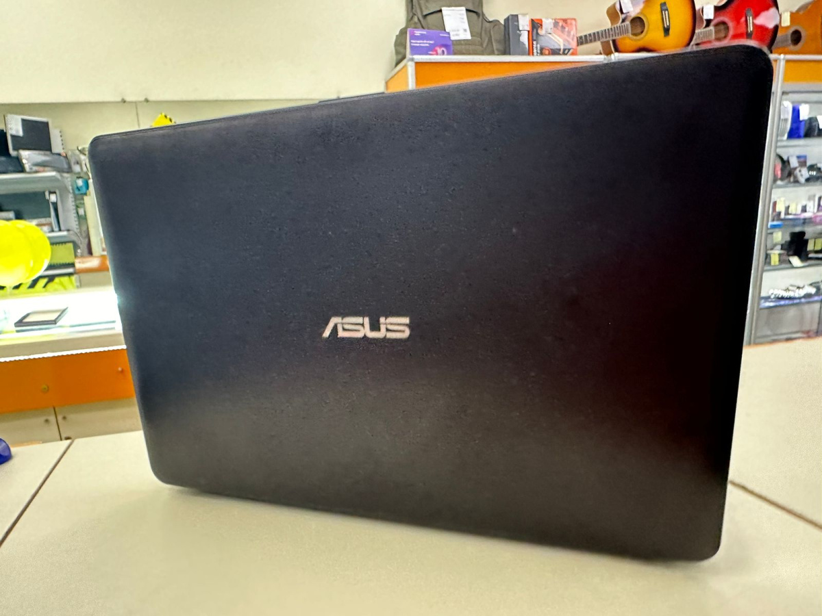 Ноутбук ASUS X751L; Core i3-5005U, GeForce 920M, 4 Гб, 256 Гб, Нет