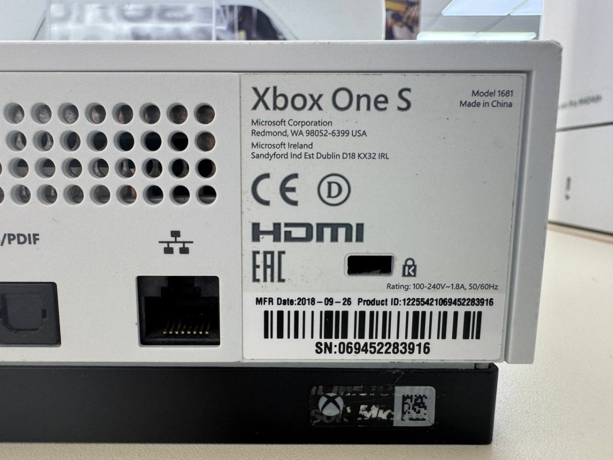 Игровая приставка Xbox One S 1TB Игровая приставка Xbox One S 1TB