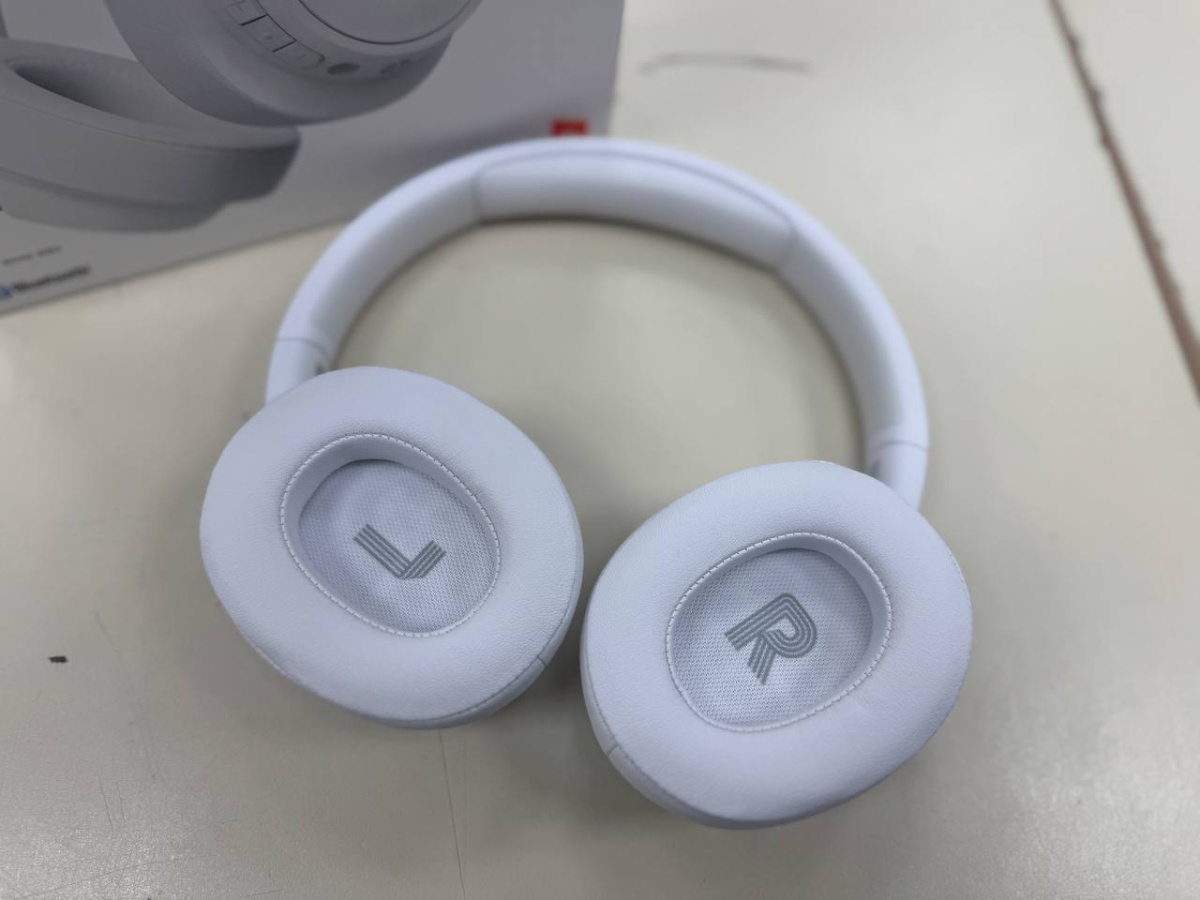 Наушники беспроводные JBL Tune 720BT;