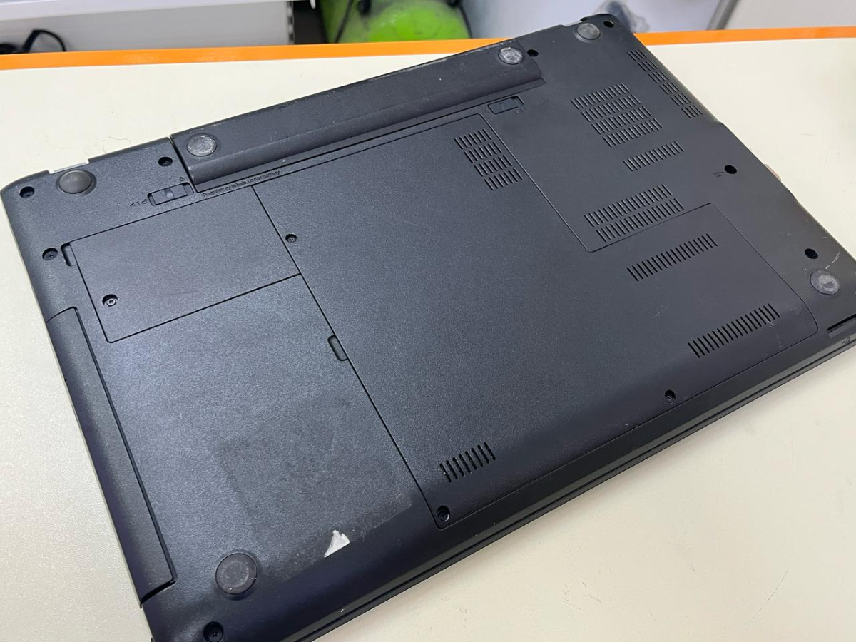 Ноутбук Lenovo; Core i3-4005U, Intel HD Graphics 5500, 4 Гб, 256 Гб, Нет