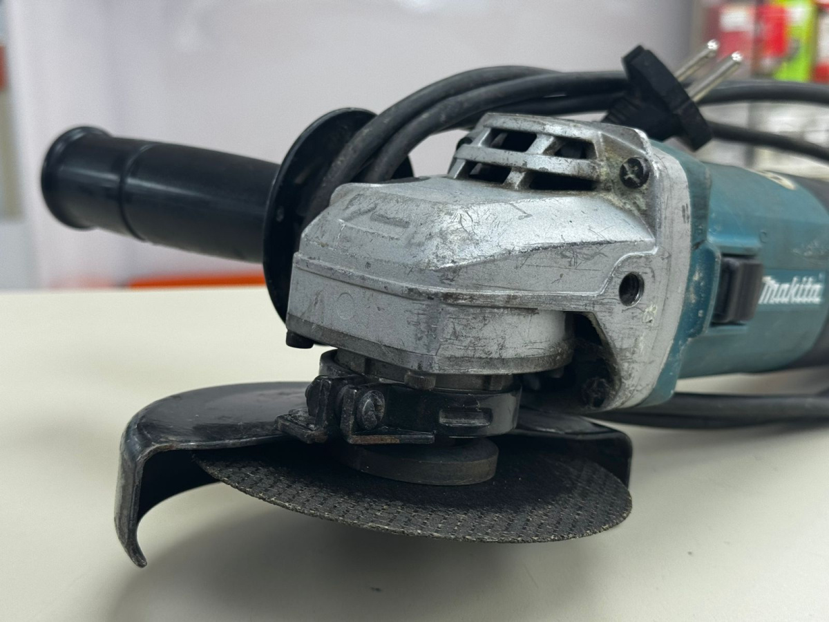 Угловая шлифмашина Makita 9565H