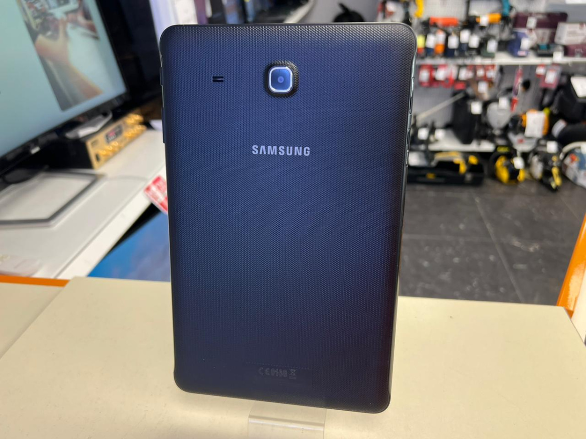 Планшет Samsung SM-T561