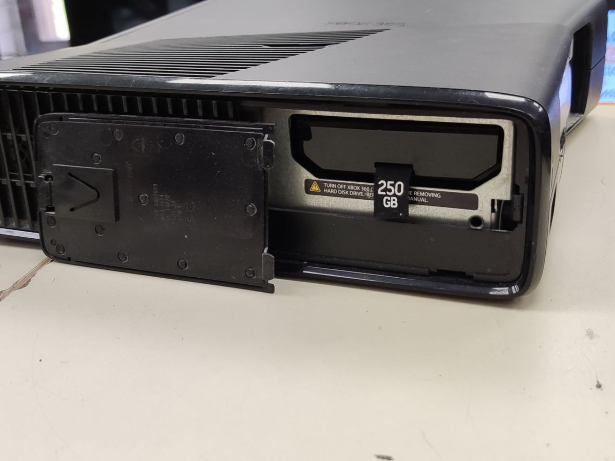Игровая приставка Xbox 360;