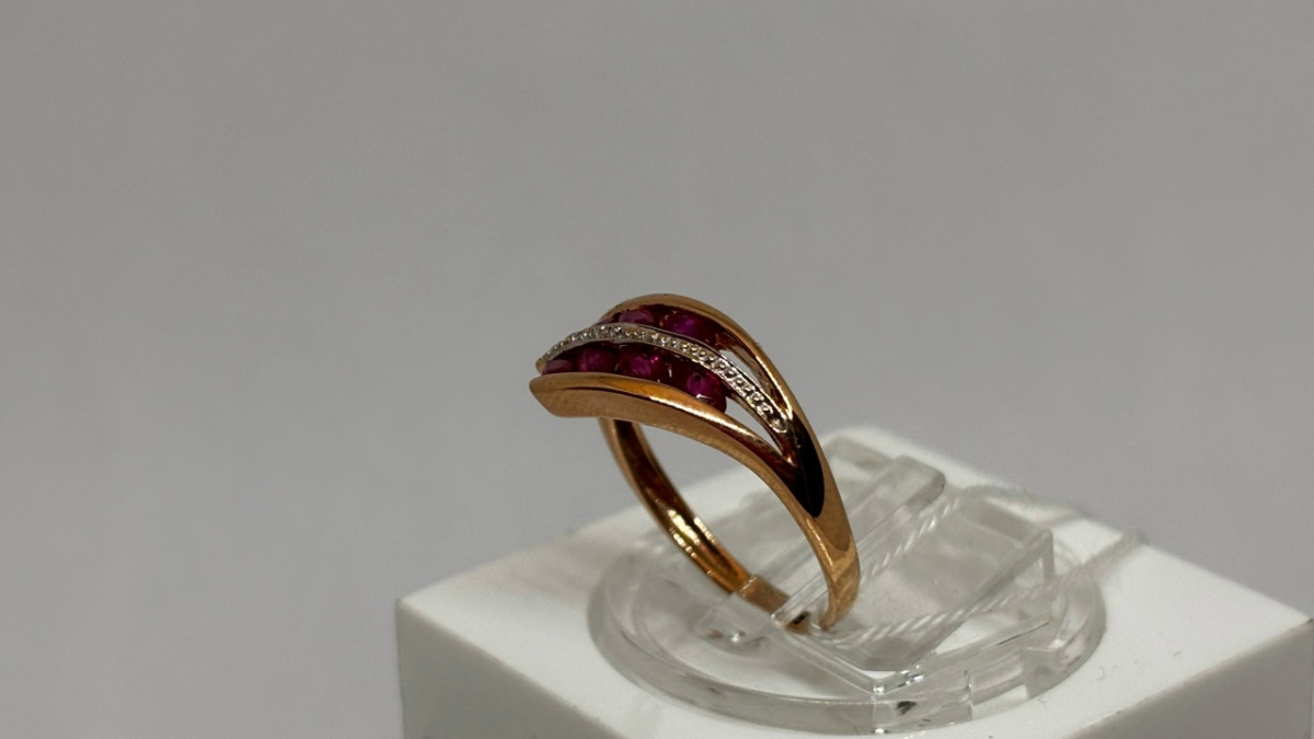 КОЛЬЦО С КАМНЯМИ (Au 585)