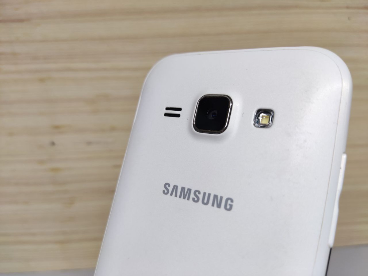 Смартфон Samsung Galaxy J1 4Gb