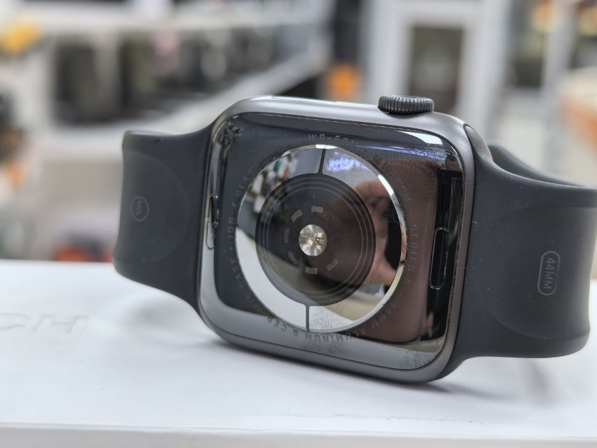 Смарт-часы Apple Watch Series 5 44 мм