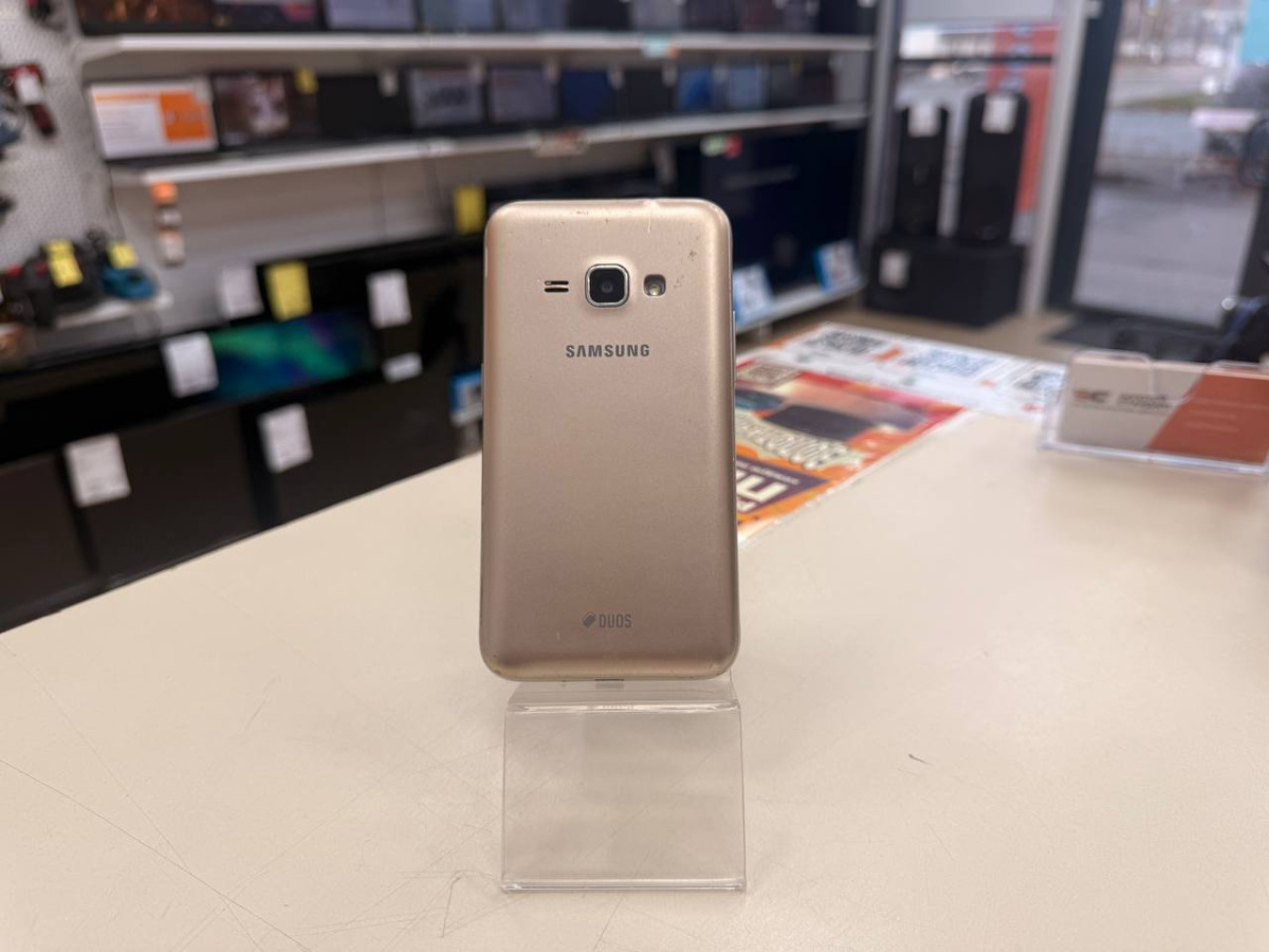 Смартфон Samsung Galaxy J1 2016 1/8