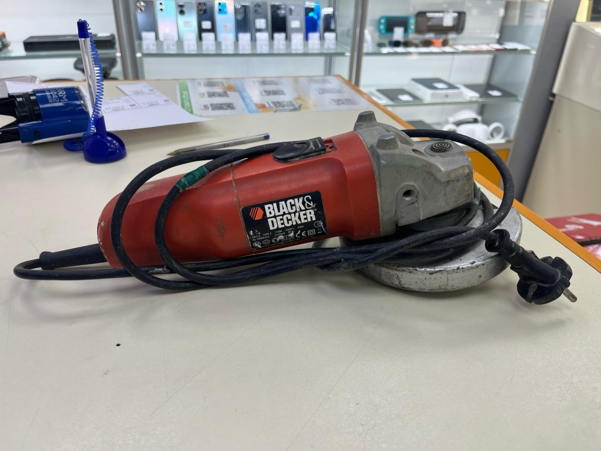 Угловая шлифмашина Black & Decker CD115