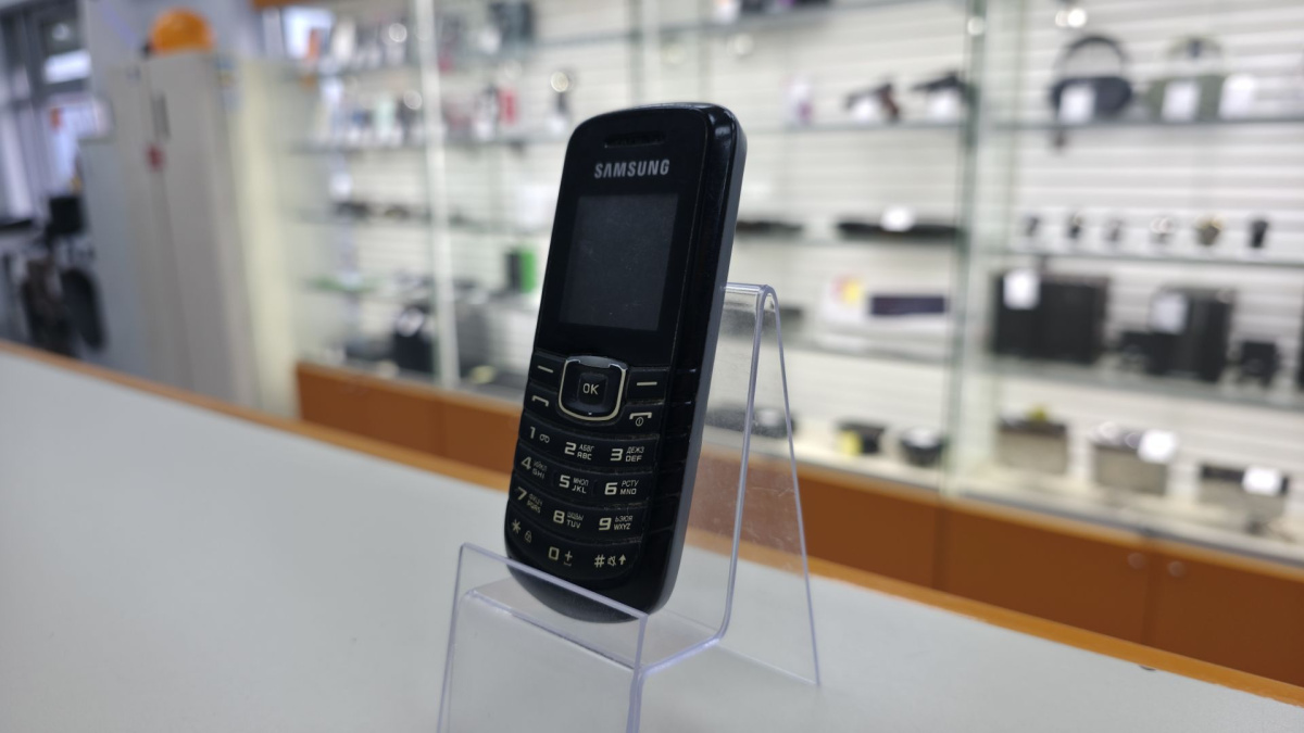 Мобильный телефон Samsung E1080