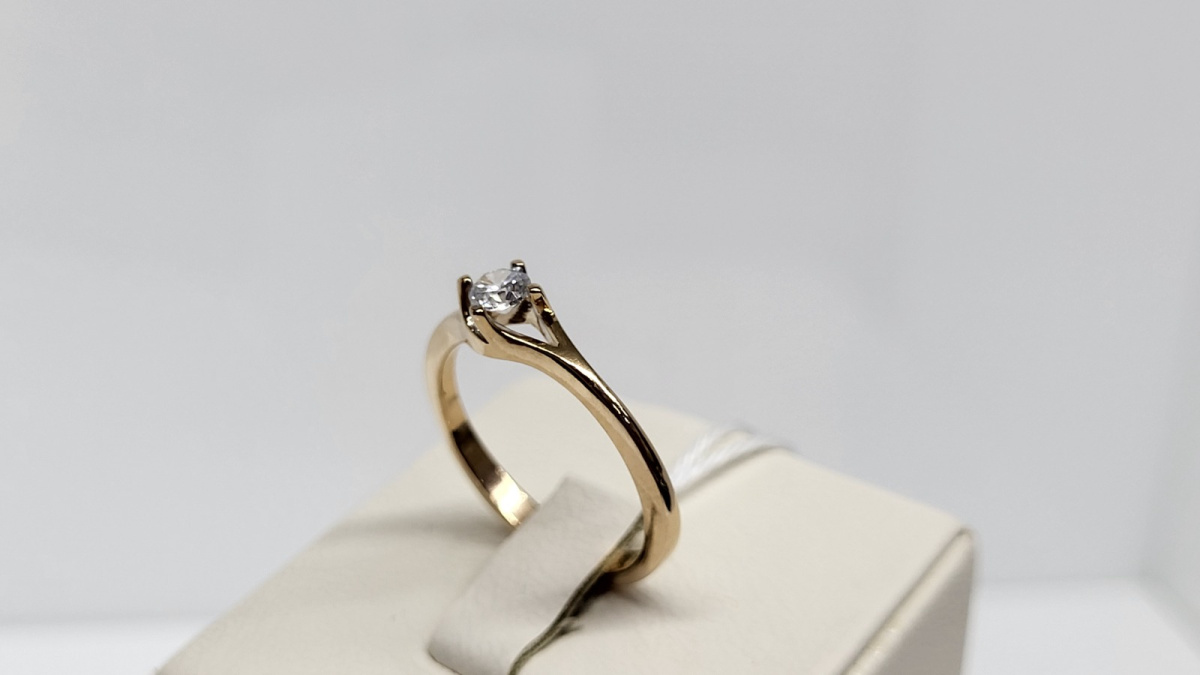 КОЛКМ585 КОЛЬЦО С КАМНЕМ (Au 585) КОЛКМ585 КОЛЬЦО С КАМНЕМ (Au 585)