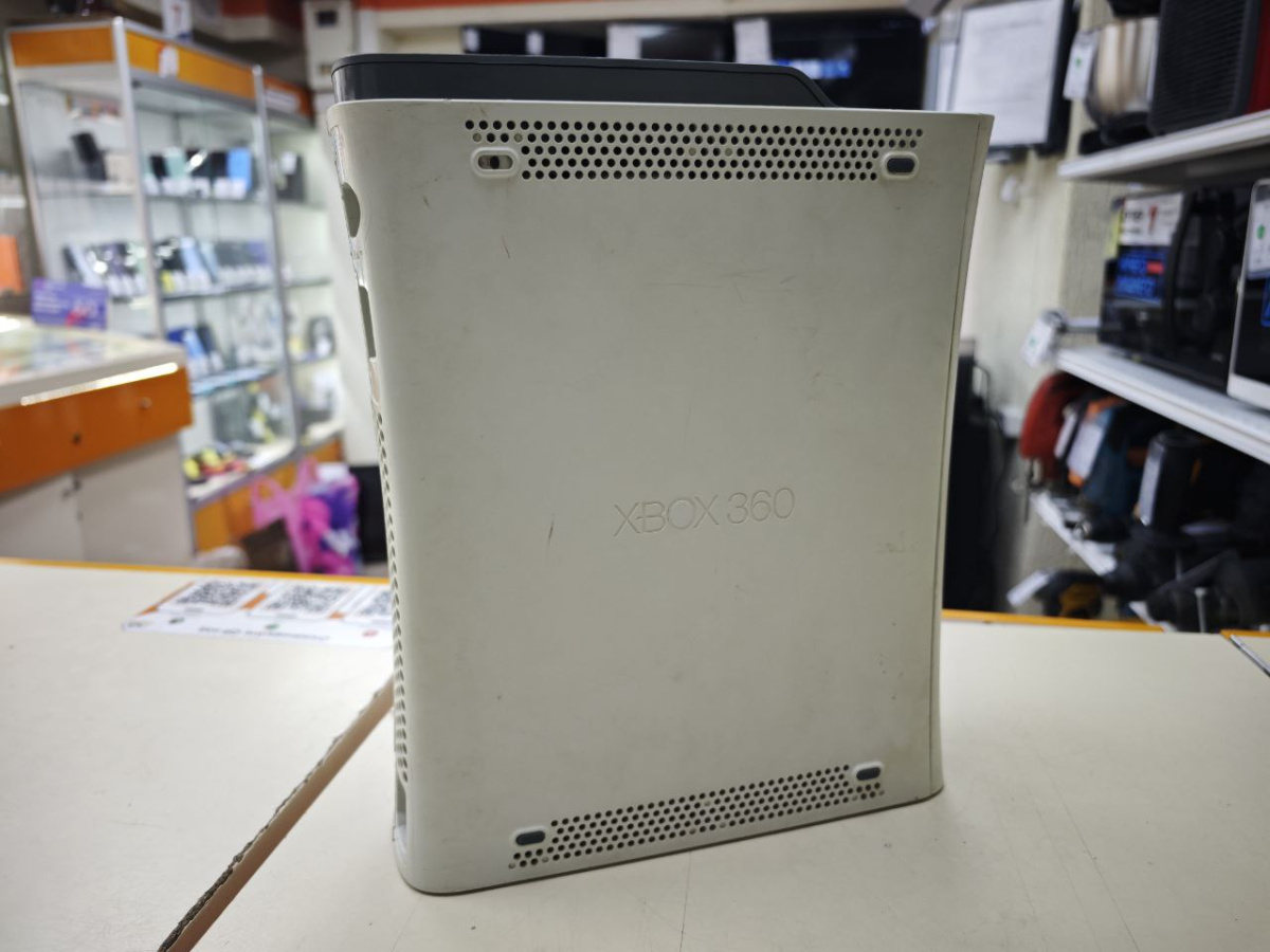 Игровая приставка Xbox 360;