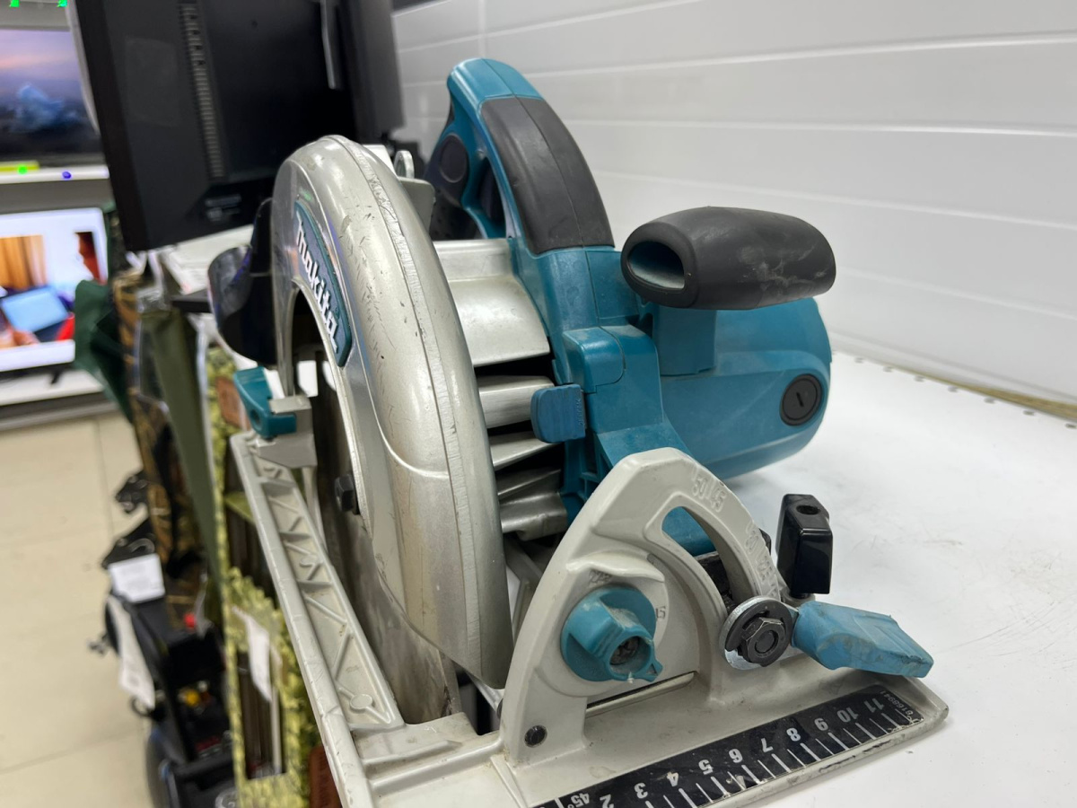 Дисковая пила Makita 5008MG