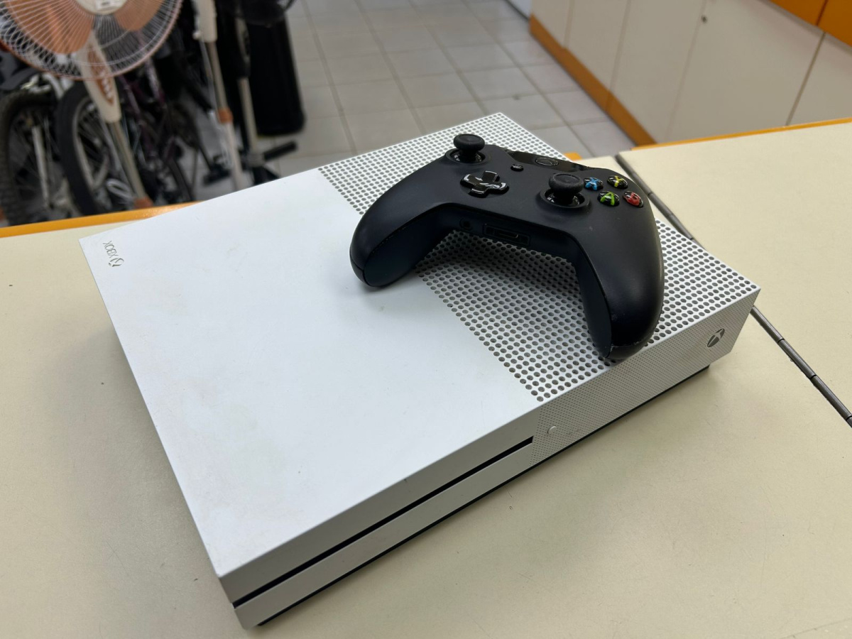 Игровая приставка Xbox One S 1TB Игровая приставка Xbox One S 1TB
