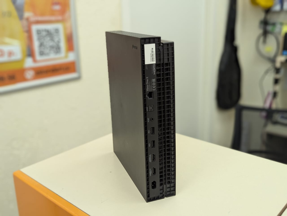 Игровая приставка Xbox One X 1Tb