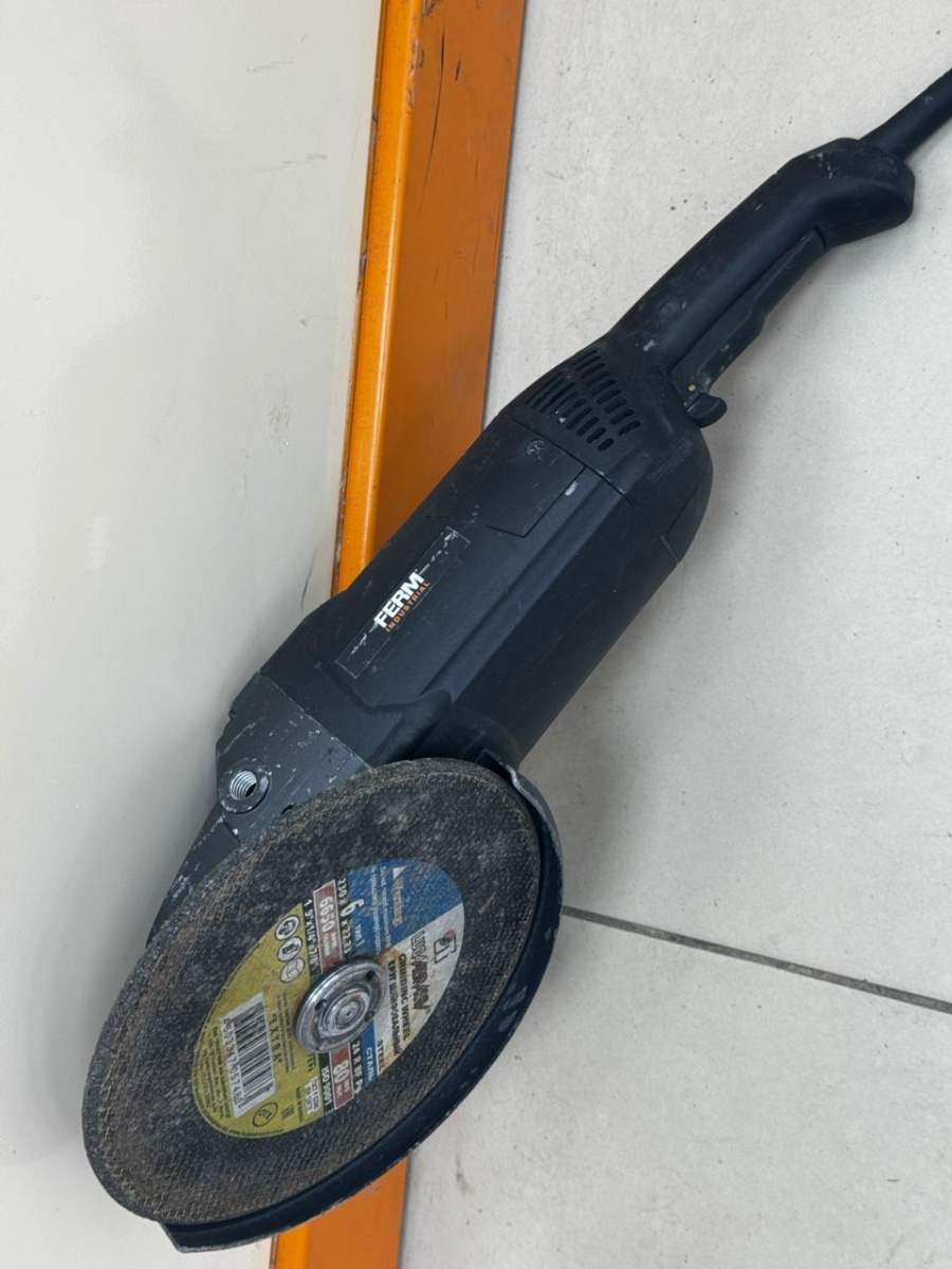 Угловая шлифмашина Ferm AGM1119Р