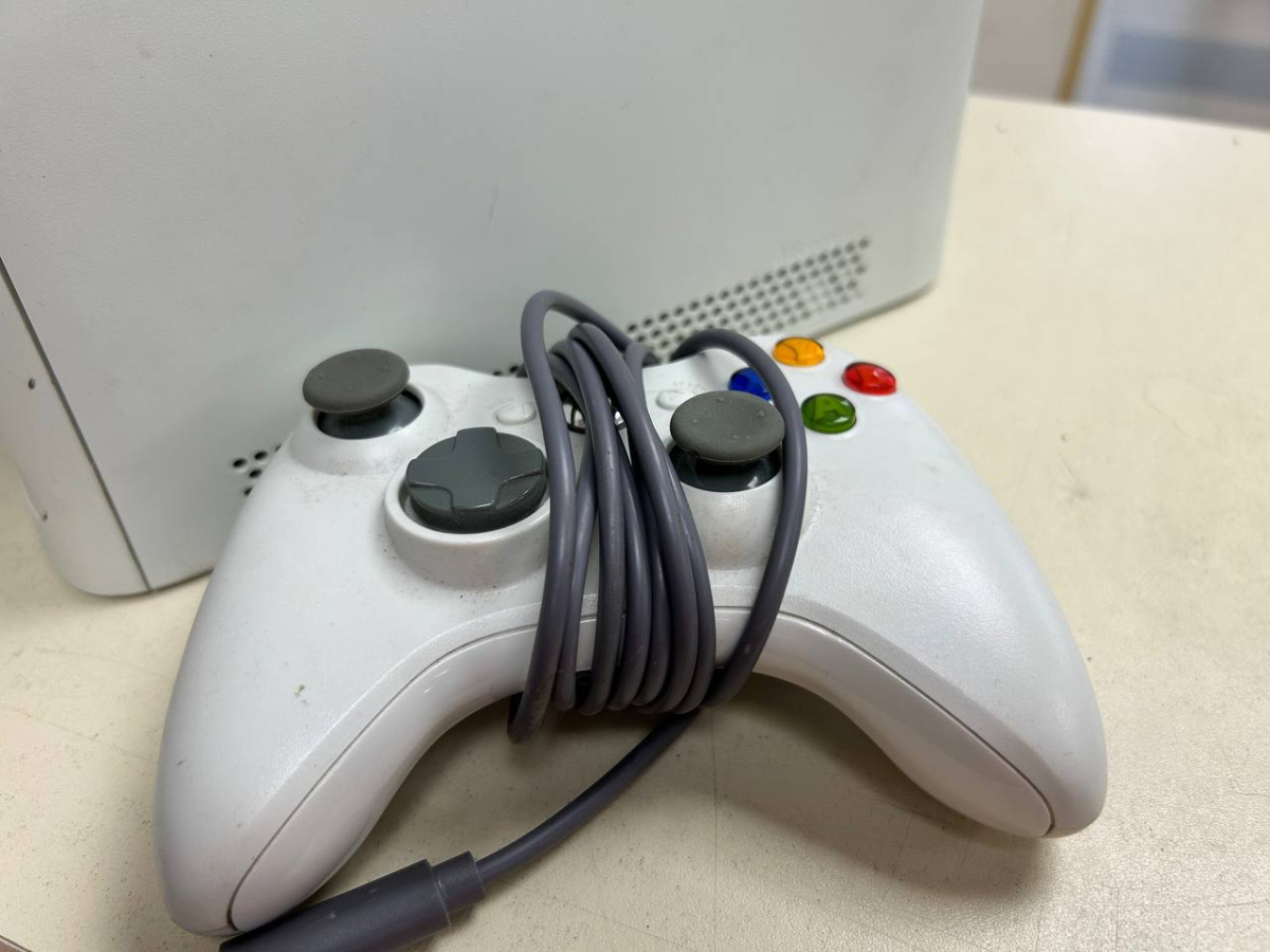 Игровая приставка Xbox 360;