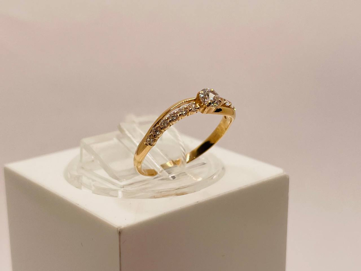 КОЛЬЦО С КАМНЯМИ (Au 585)