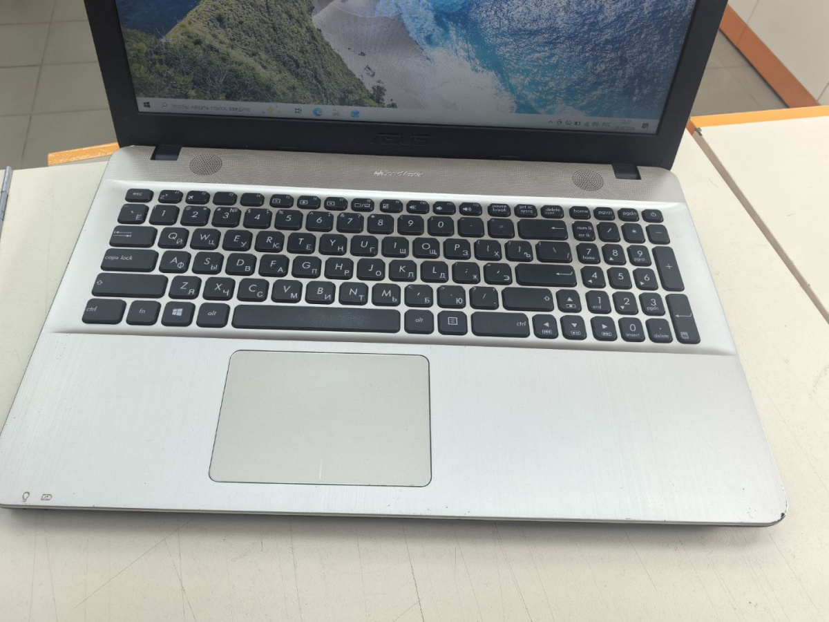 Ноутбук ASUS; Celeron N3350, Intel HD Graphics 500, 4 Гб, 500 Гб, Нет