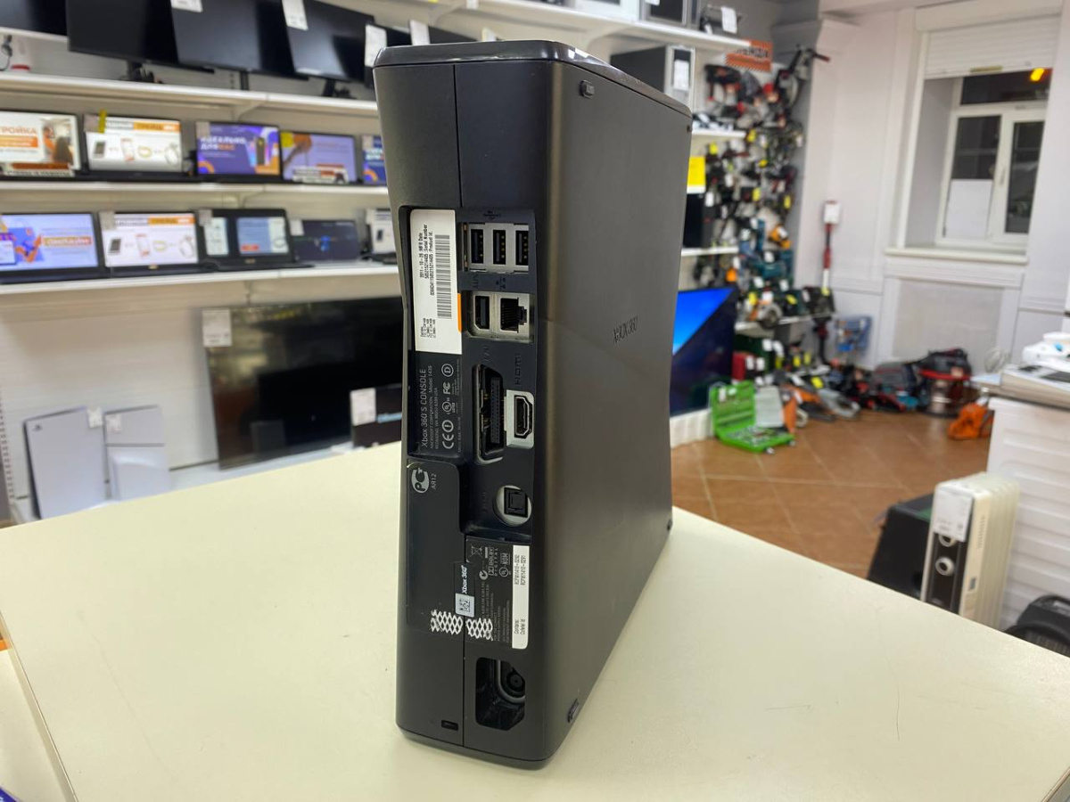 Игровая приставка Xbox 360;