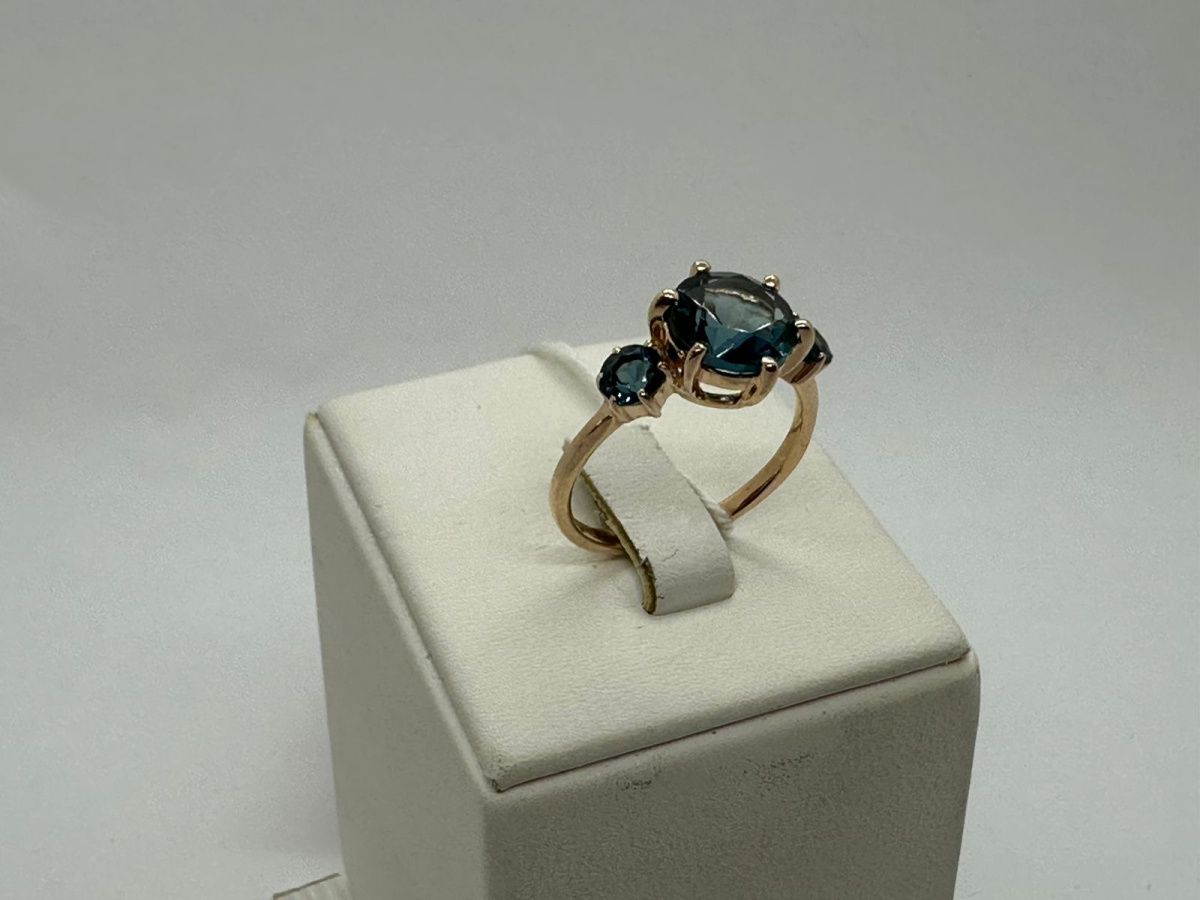 КОЛЬЦО С КАМНЯМИ (Au 585)