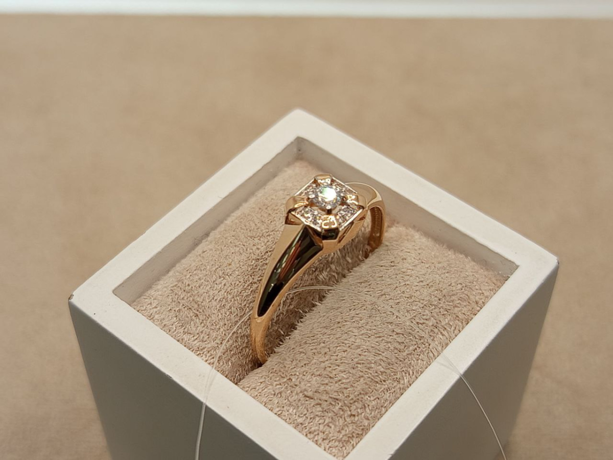 КОЛЬЦО С КАМНЯМИ (Au 585)