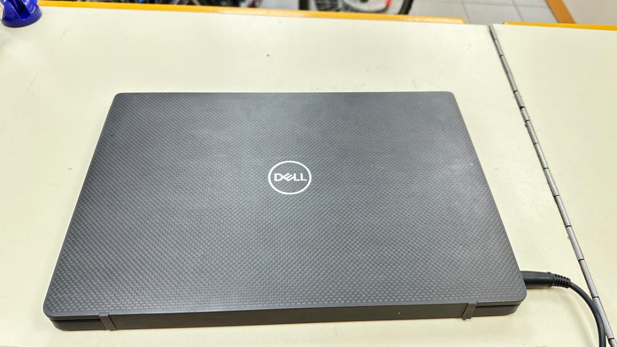 Ноутбук DELL; Core i5-8265U, Intel UHD Graphics 620, 8 Гб, 240 Гб, Нет