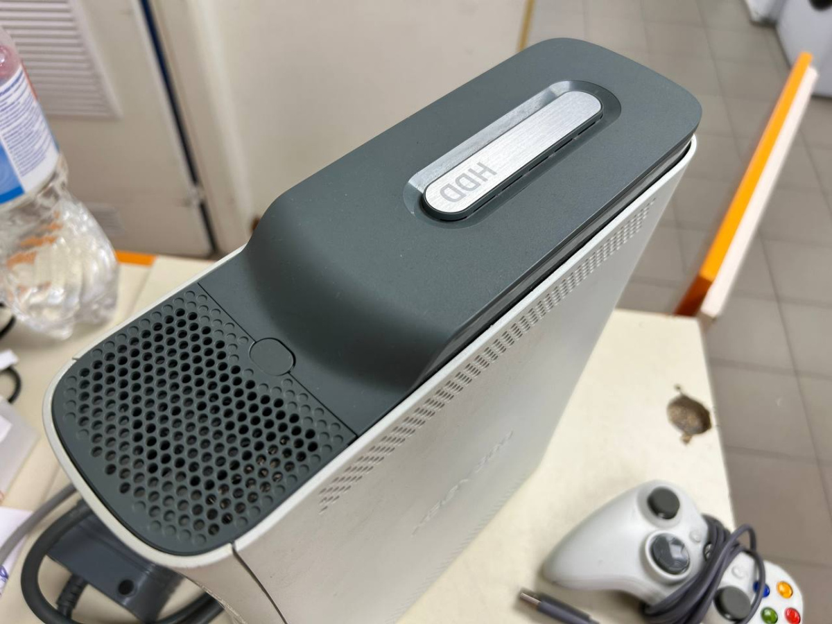 Игровая приставка Xbox 360;