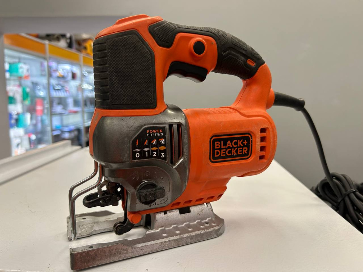 Лобзик Black & Decker BES610;