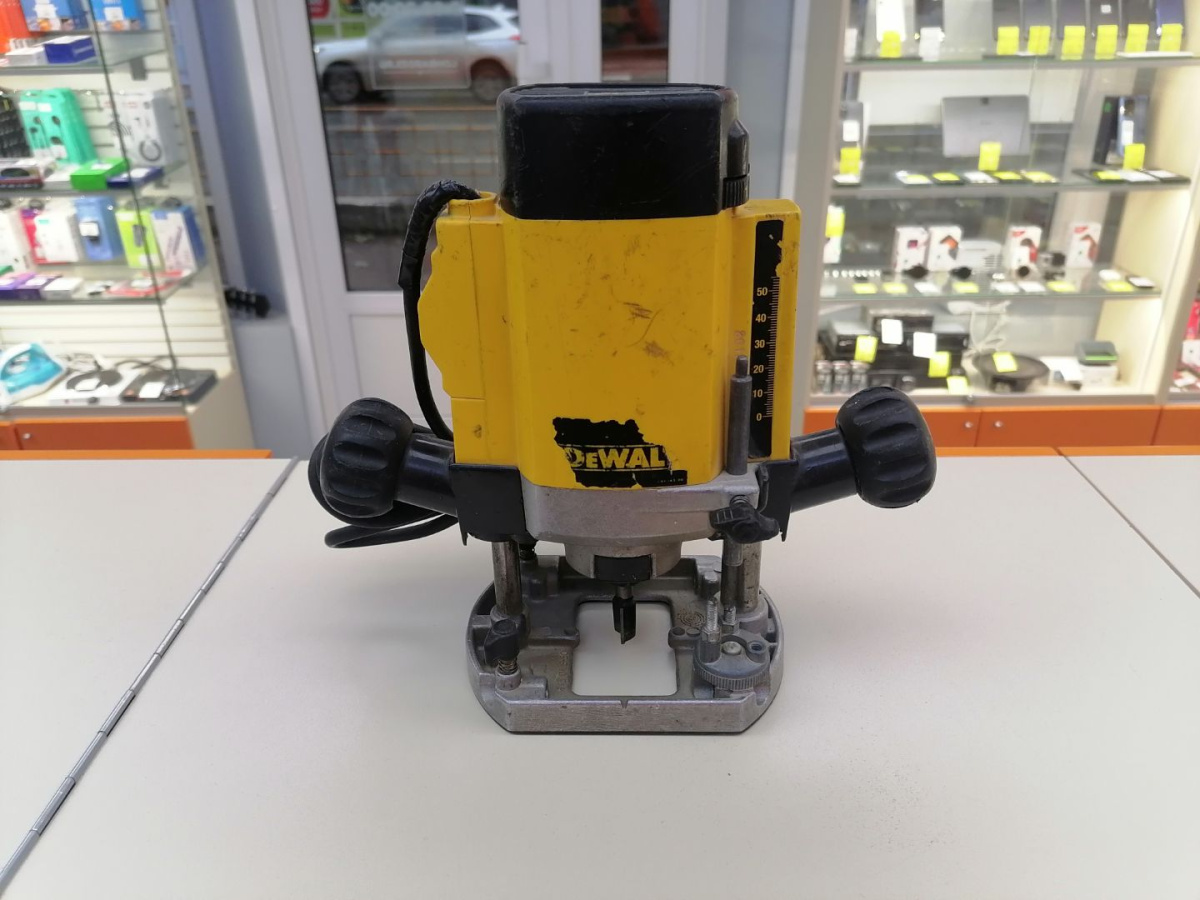 Фрезер Dewalt DW 615