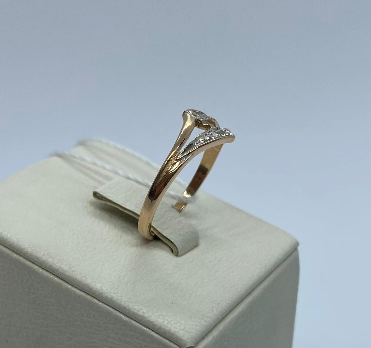 КОЛЬЦО С КАМНЯМИ (Au 585)