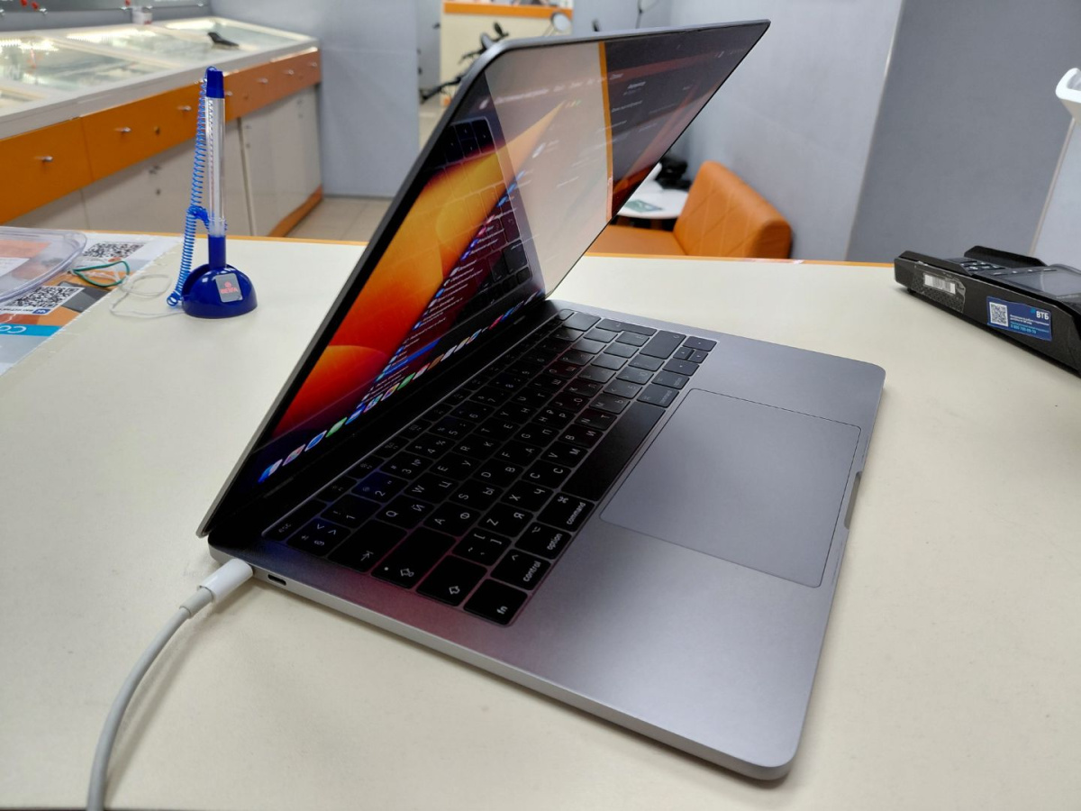 Ноутбук Apple MacBook Pro i5 (13 дюймов два порта Thunderbolt 3 2016) A1708