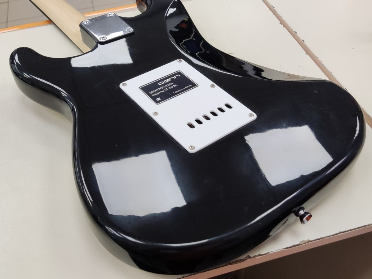 Электрогитара Denn ST100BK