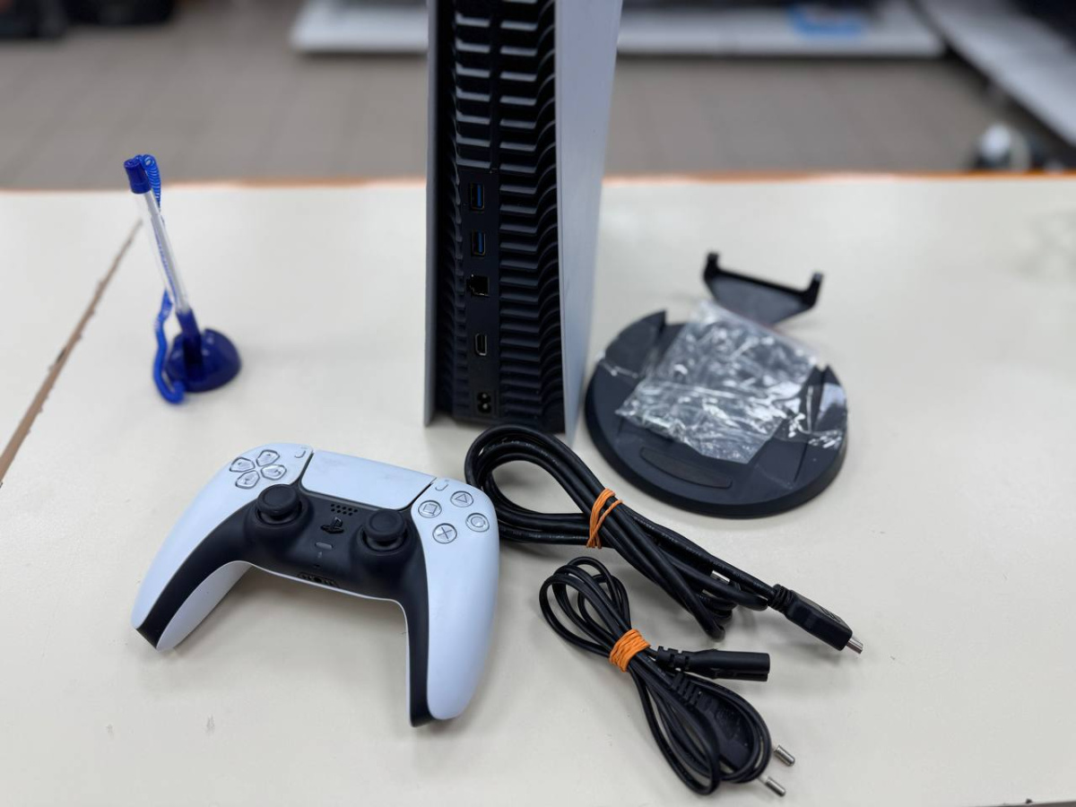 Игровая приставка PlayStation 5 825Gb (С дисководом)