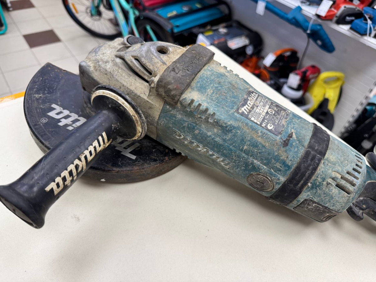 Угловая шлифмашина Makita GA9030S